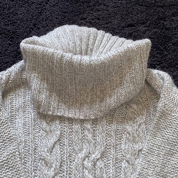 Jennifer Lopez large turtle neck sweater - Picture 3 of 4